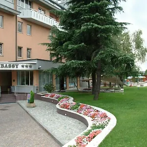 Otel Embassy, Pero